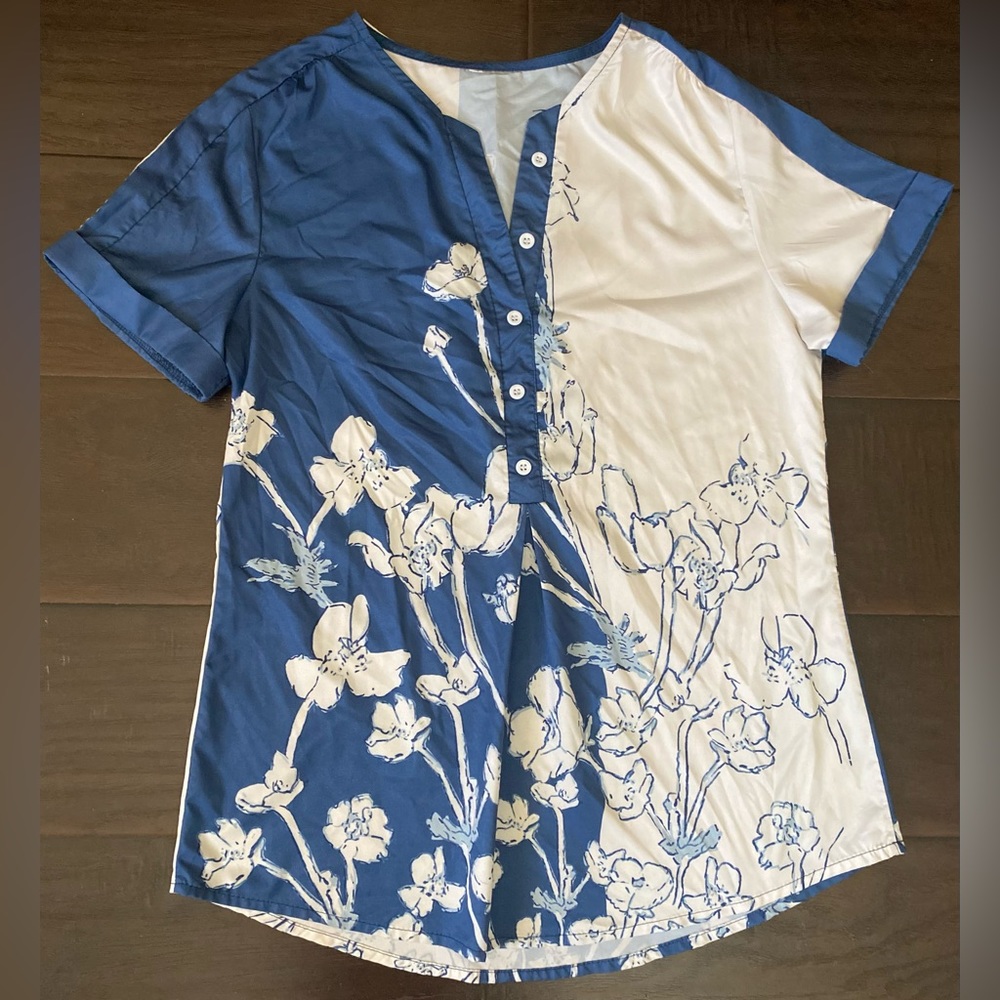 Floral Woman’s Shirt blue/white polyester Size Medium/M